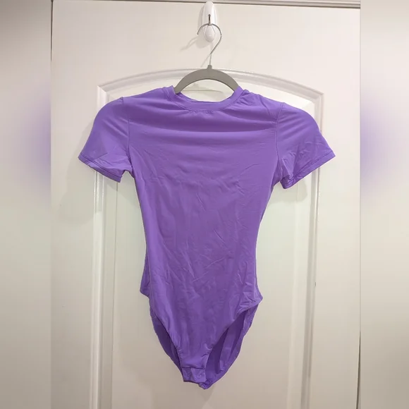 NWT SKIMS FITS EVERYBODY TSHIRT BODYSUIT IN COLOR ULTRA VIOLET SIZE XS